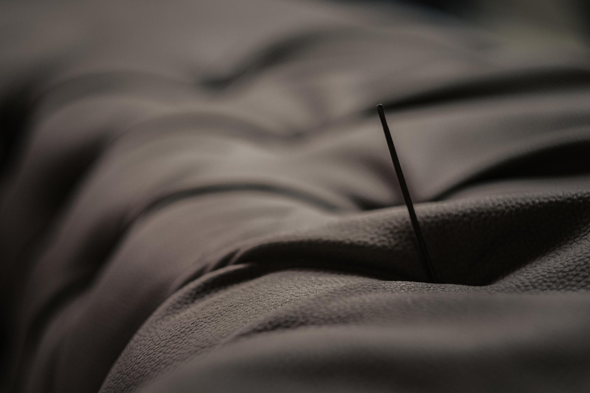 Dettaglio di punto satin su tessuto scuro